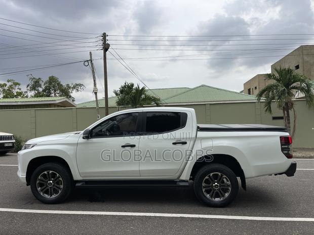 Mitsubishi L200 2023 White photo 7