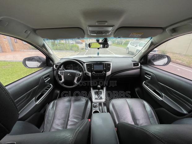 Mitsubishi L200 2023 White photo 9