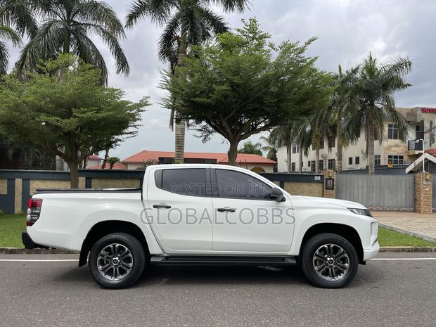Mitsubishi L200 2023 White photo 5