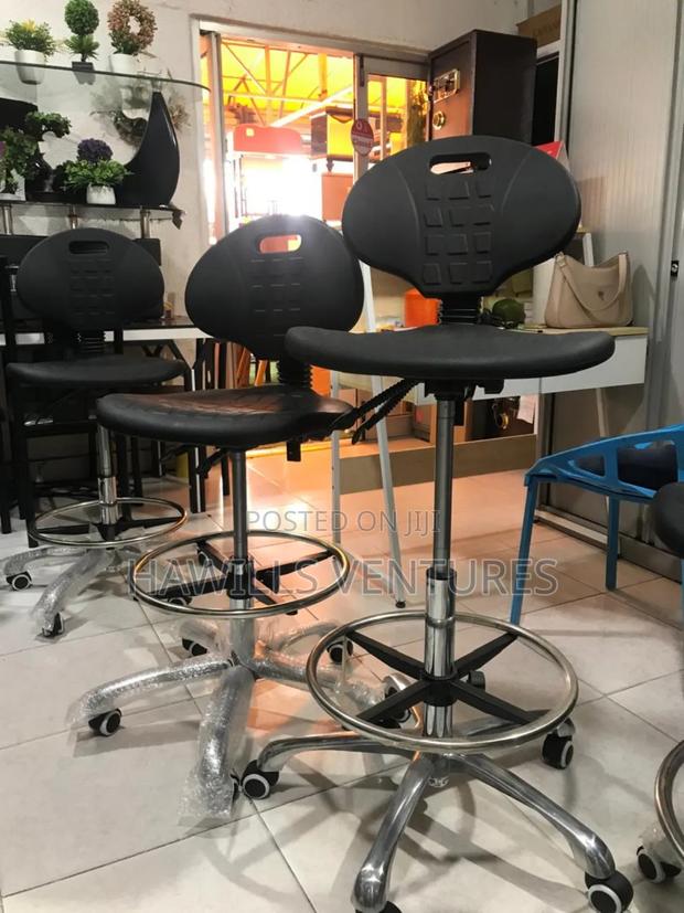 Adjustable Lab Stool · Photo 2