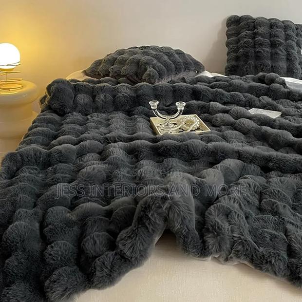 Fur Throw Blanket · Photo 2