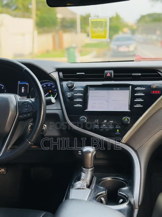 Toyota Camry SE FWD (2.5L 4cyl 8AM) 2018 Black photo 7