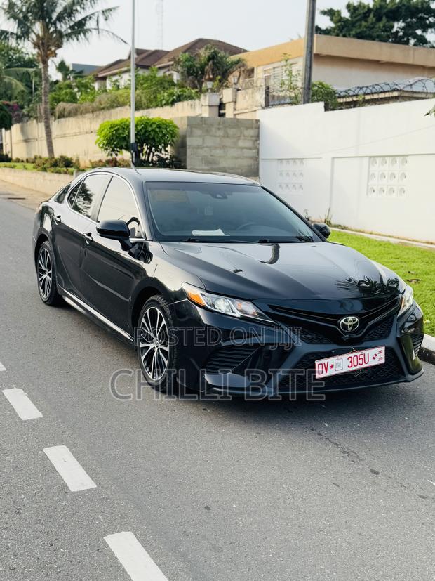 Toyota Camry SE FWD (2.5L 4cyl 8AM) 2018 Black photo 4