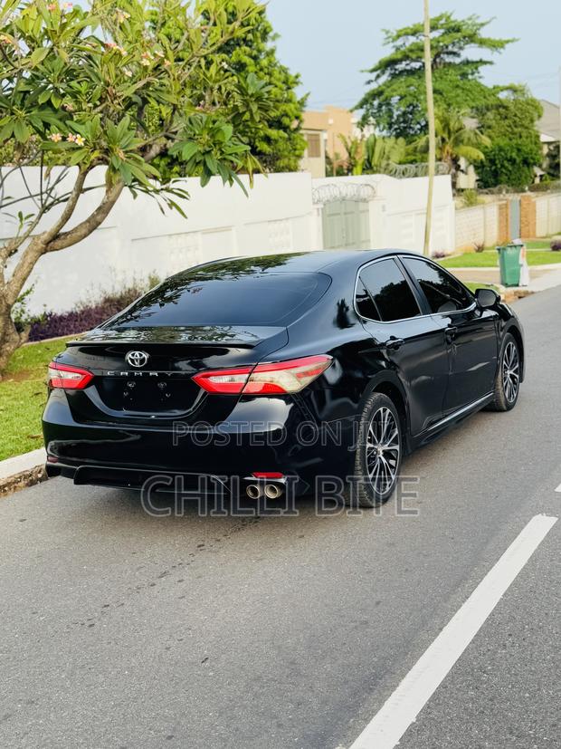 Toyota Camry SE FWD (2.5L 4cyl 8AM) 2018 Black photo 5