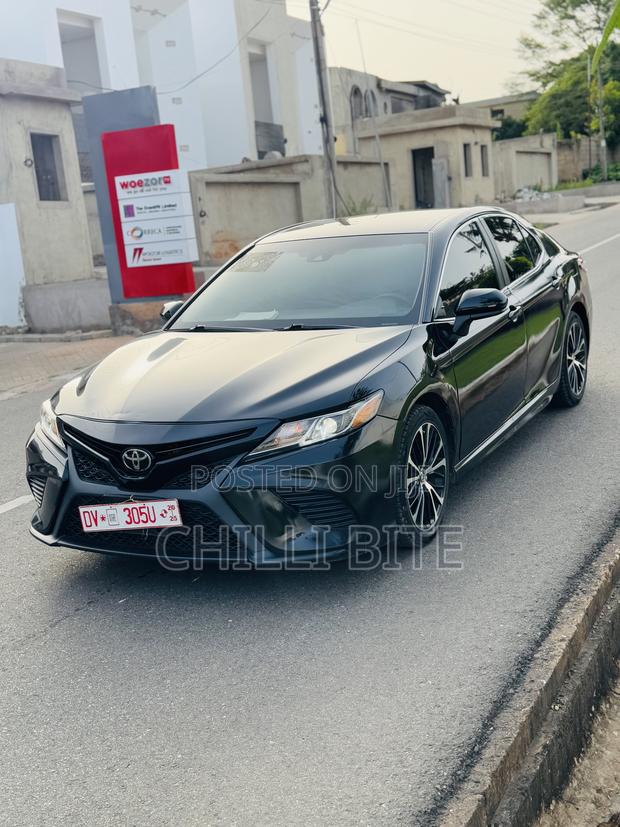 Toyota Camry SE FWD (2.5L 4cyl 8AM) 2018 Black photo 3