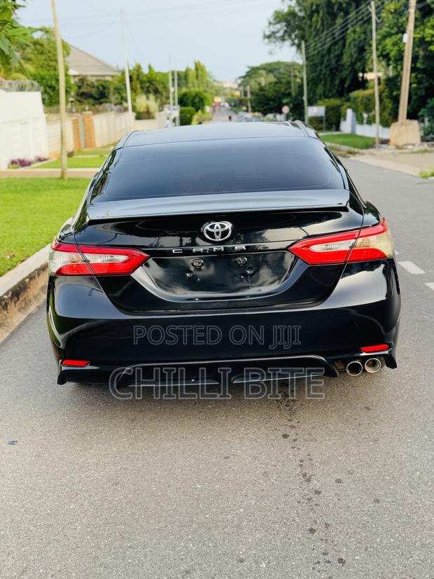 Toyota Camry SE FWD (2.5L 4cyl 8AM) 2018 Black photo 2