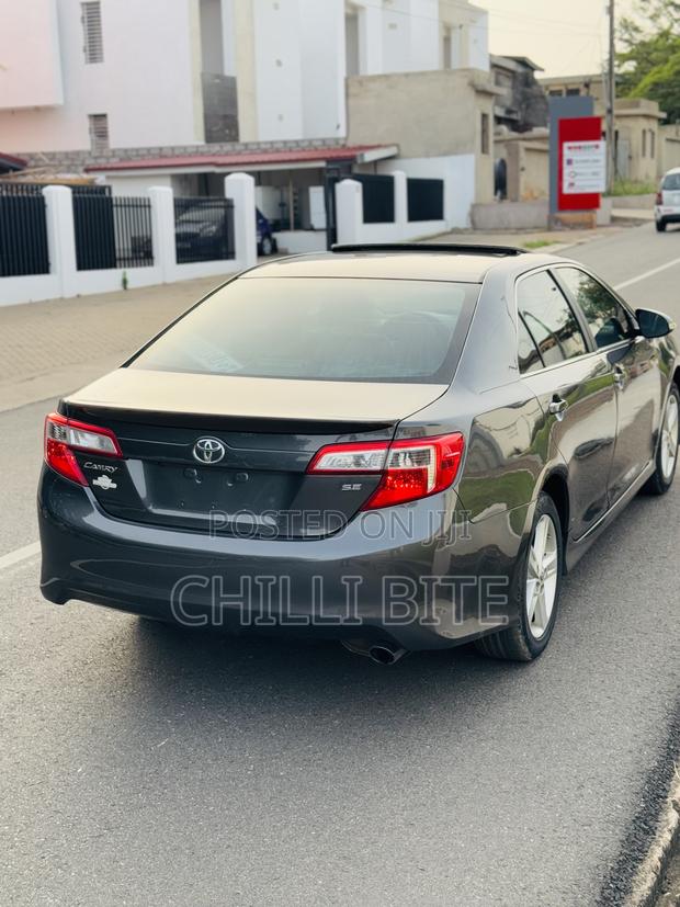 Toyota Camry SE 4dr Sedan (2.5L 4cyl 6A) 2014 Gray photo 4