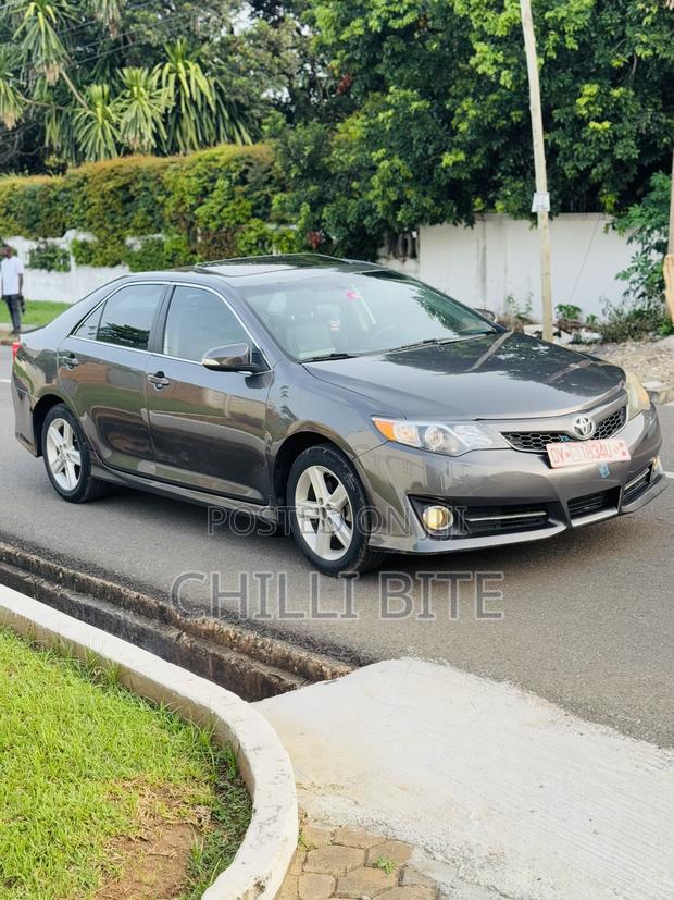Toyota Camry SE 4dr Sedan (2.5L 4cyl 6A) 2014 Gray photo 3