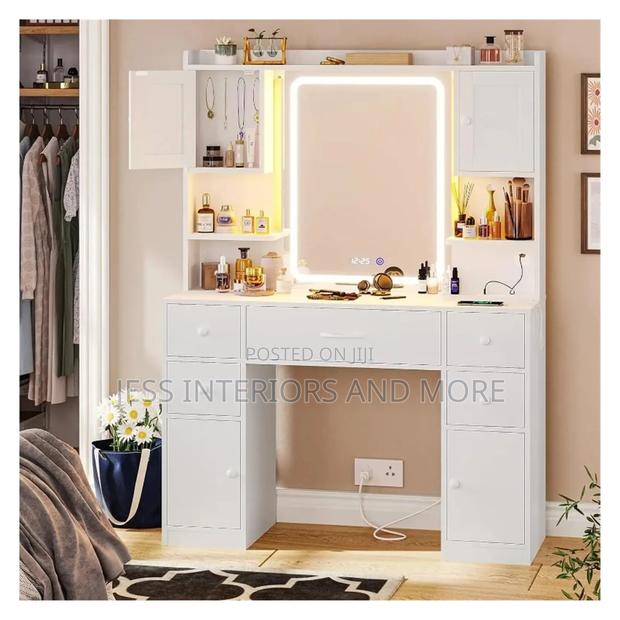 Makeup Vanity Table/Dresser · Photo 4