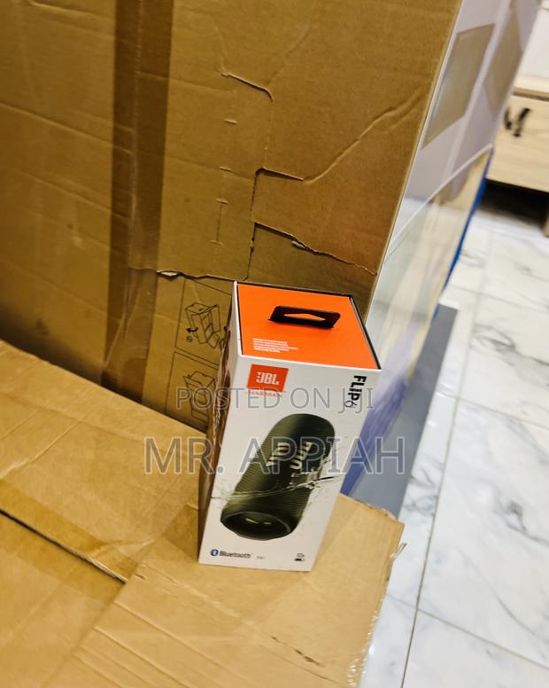 Powerful and Durable JBL Flip 6 Bluetooth Speaker(Green). · Photo 2