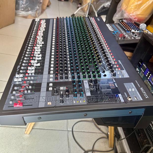 Yamaha Mgp32x Mixing Console · Photo 3