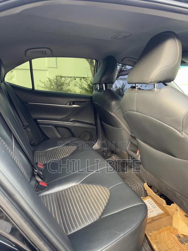 Toyota Camry SE FWD (2.5L 4cyl 8AM) 2018 Black photo 8