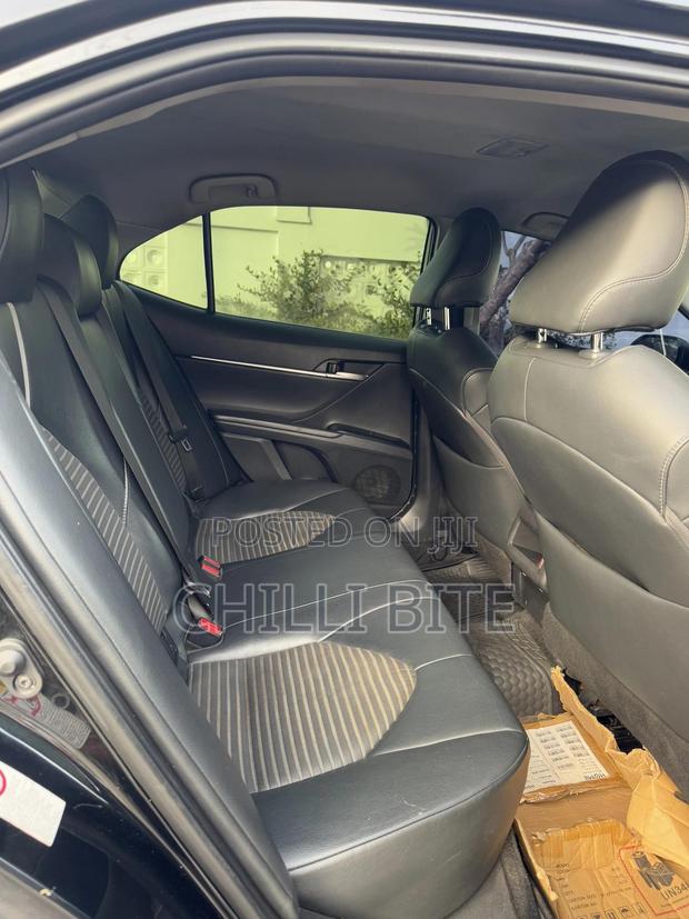 Toyota Camry SE FWD (2.5L 4cyl 8AM) 2018 Black photo 9