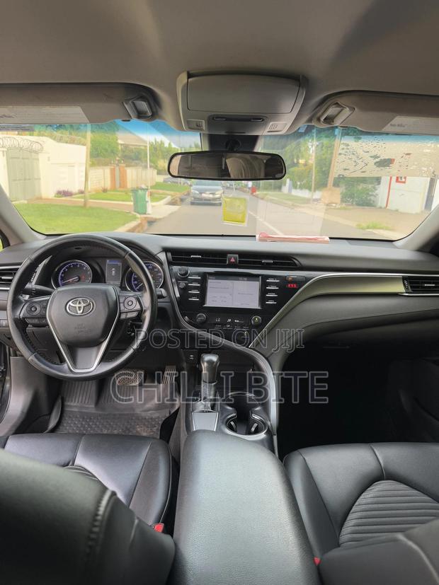Toyota Camry SE FWD (2.5L 4cyl 8AM) 2018 Black photo 12
