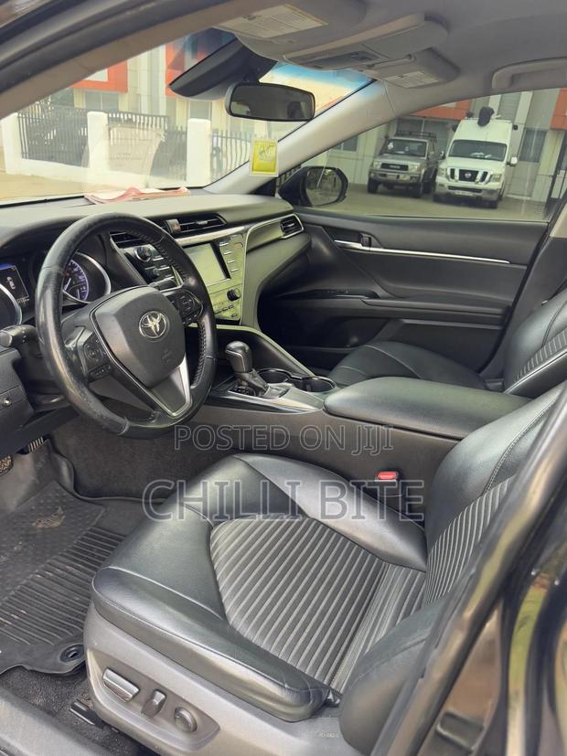 Toyota Camry SE FWD (2.5L 4cyl 8AM) 2018 Black photo 10