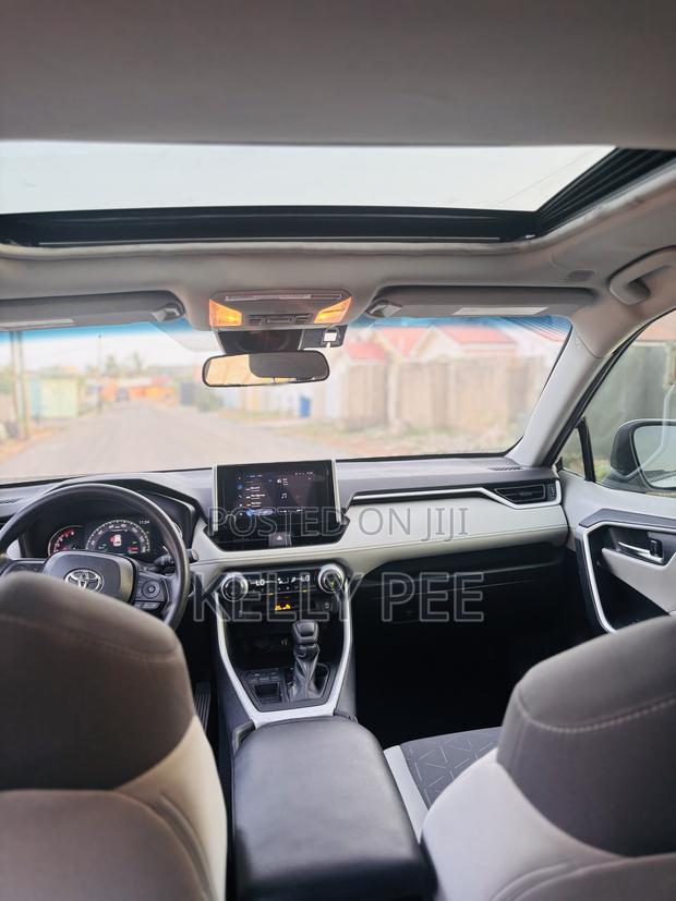 Toyota RAV4 XLE Premium FWD 2023 Silver