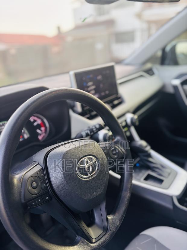 Toyota RAV4 XLE Premium FWD 2023 Silver