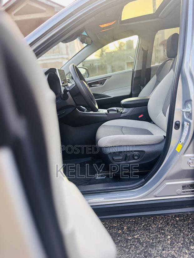 Toyota RAV4 XLE Premium FWD 2023 Silver