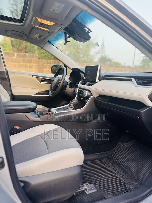 Toyota RAV4 XLE Premium FWD 2023 Silver