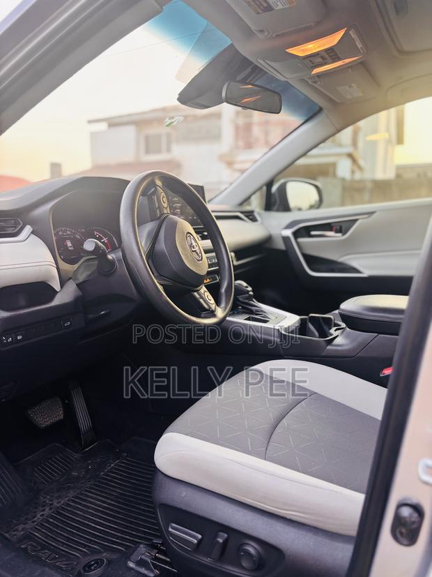 Toyota RAV4 XLE Premium FWD 2023 Silver