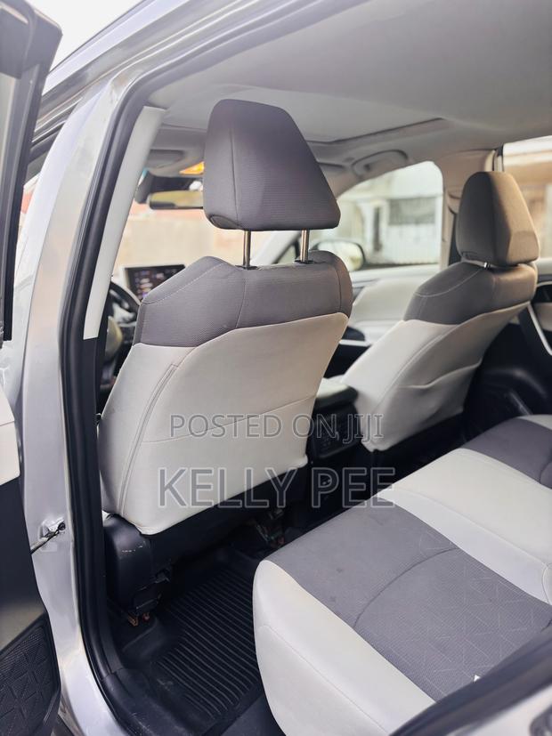 Toyota RAV4 XLE Premium FWD 2023 Silver