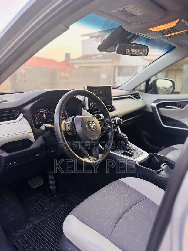 Toyota RAV4 XLE Premium FWD 2023 Silver