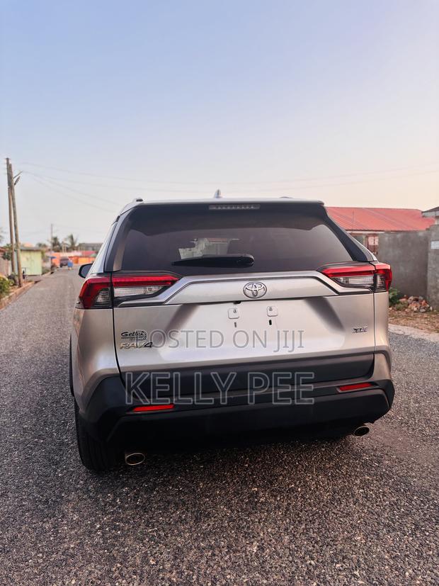 Toyota RAV4 XLE Premium FWD 2023 Silver