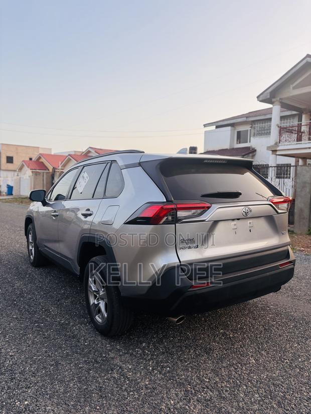 Toyota RAV4 XLE Premium FWD 2023 Silver