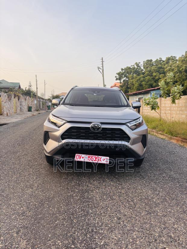 Toyota RAV4 XLE Premium FWD 2023 Silver