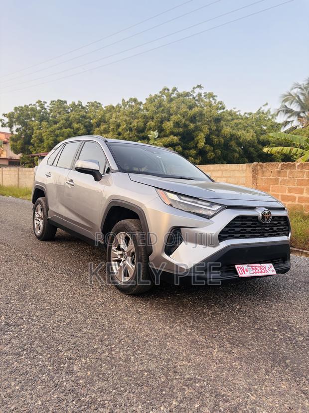 Toyota RAV4 XLE Premium FWD 2023 Silver