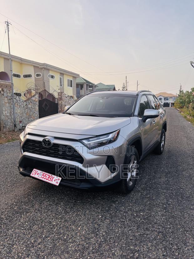 Toyota RAV4 XLE Premium FWD 2023 Silver