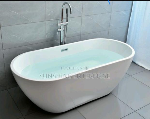 Bathroom Bathtub · Photo 4