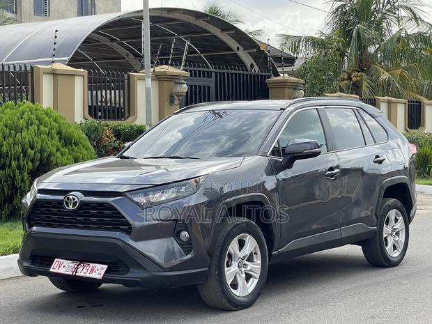Toyota RAV4 XLE AWD 2020 Gray photo 2