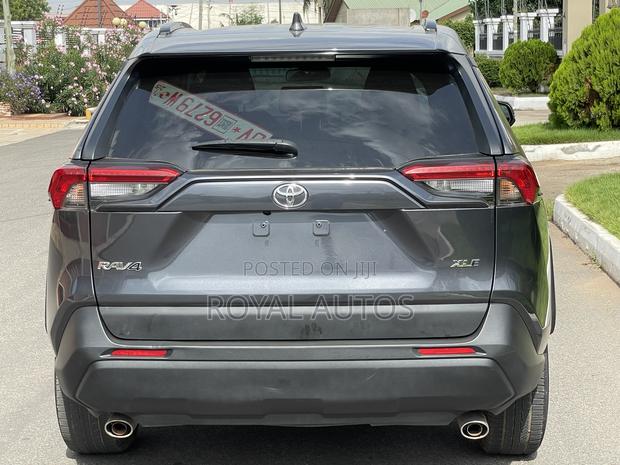 Toyota RAV4 XLE AWD 2020 Gray photo 4
