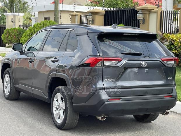 Toyota RAV4 XLE AWD 2020 Gray photo 5
