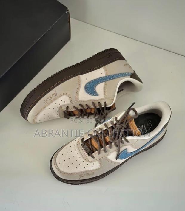 Nike Air Force 1 Love Peace Sneaker · Photo 4