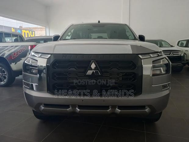 New Mitsubishi L200 2025 Silver photo 2