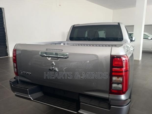 New Mitsubishi L200 2025 Silver photo 4