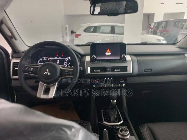 New Mitsubishi L200 2025 Silver photo 5