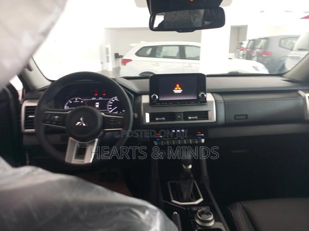 New Mitsubishi L200 2025 Silver photo 6