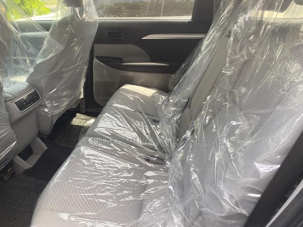 Toyota Highlander LE 4x2 (2.7L 4cyl 6A) 2018 Silver