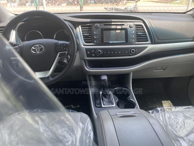 Toyota Highlander LE 4x2 (2.7L 4cyl 6A) 2018 Silver