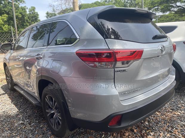Toyota Highlander LE 4x2 (2.7L 4cyl 6A) 2018 Silver