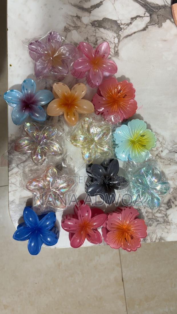 Flower Hair Claw Clips · Photo 2