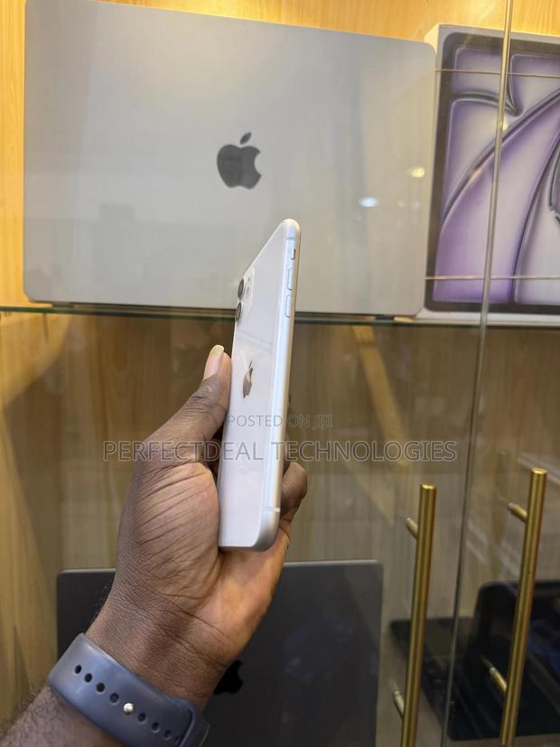 New Apple iPhone 11 64 GB White photo 2