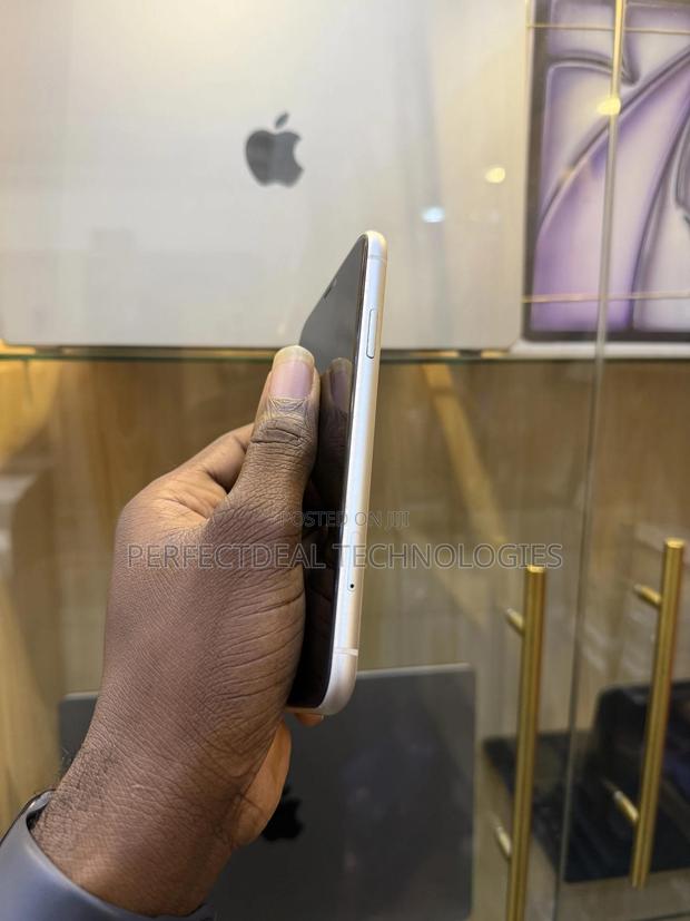 New Apple iPhone 11 64 GB White photo 3