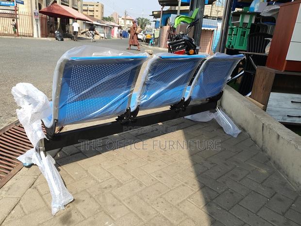 Raw Metal Waiting Chair · Photo 4