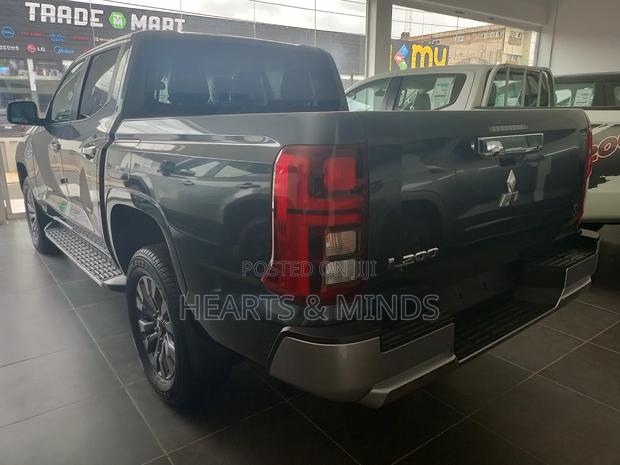 New Mitsubishi L200 2024 Gray photo 8