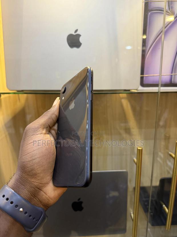 New Apple iPhone XR 64 GB Black photo 3