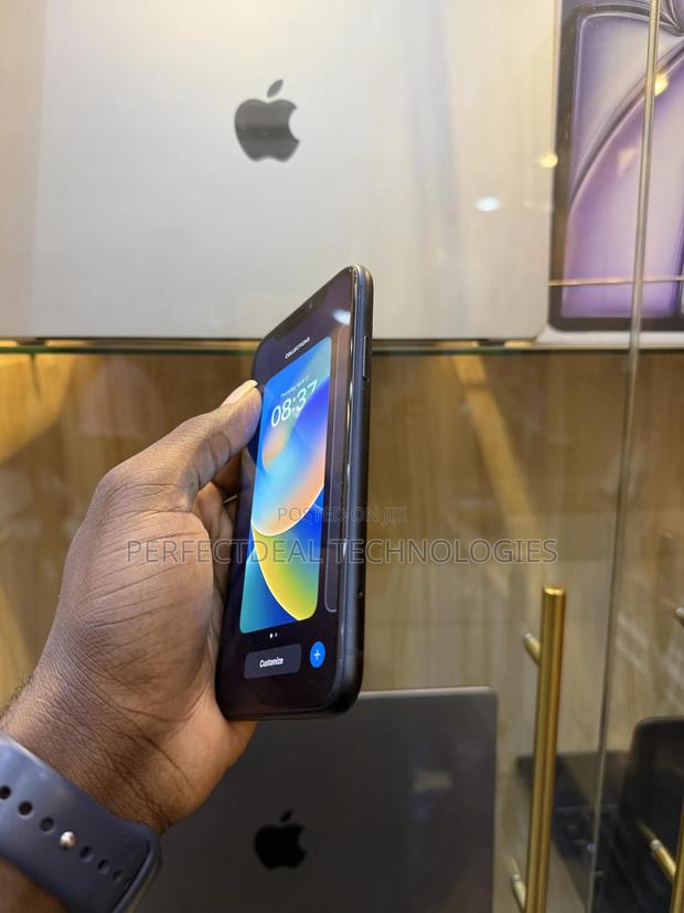 New Apple iPhone XR 64 GB Black photo 4